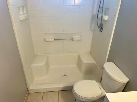 Bath - 3231 Mulberry St, Selma, CA 93662 photo 2 of 3