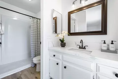 Bath - 411 Mcarthur Ave, Clovis, CA 93611 photo 3 of 4