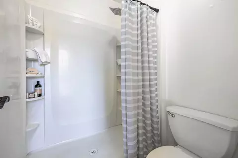 Bath - 411 Mcarthur Ave, Clovis, CA 93611 photo 4 of 4