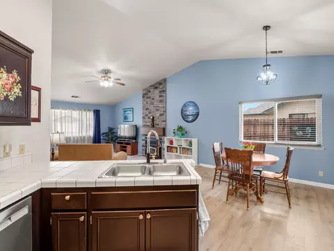 Kitchen - 1708 Echo Canyon Ave, Coalinga, CA 93210 photo 2 of 3