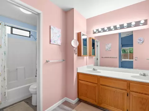Bath - 1708 Echo Canyon Ave, Coalinga, CA 93210 photo 2 of 4