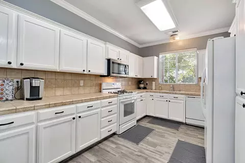 Kitchen - 690 Carey Ave, Fowler, CA 93625 photo 3 of 5