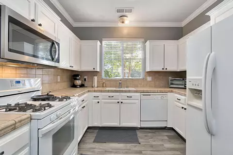 Kitchen - 690 Carey Ave, Fowler, CA 93625 photo 4 of 5