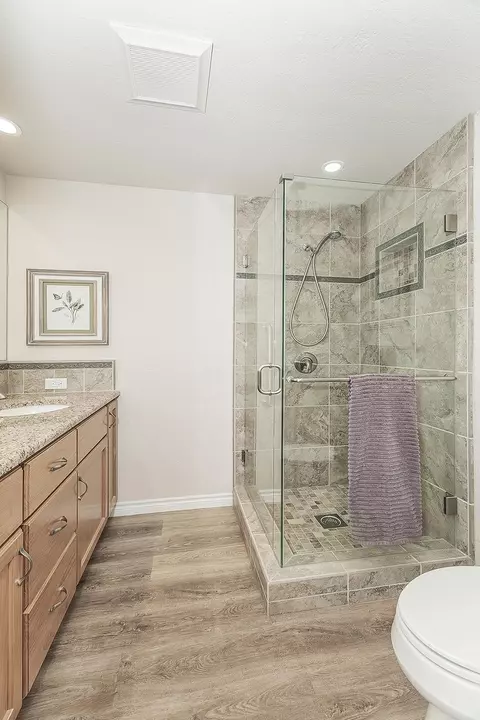 Bath - 5478 Poinsetta Ave, Clovis, CA 93619 photo 3 of 5