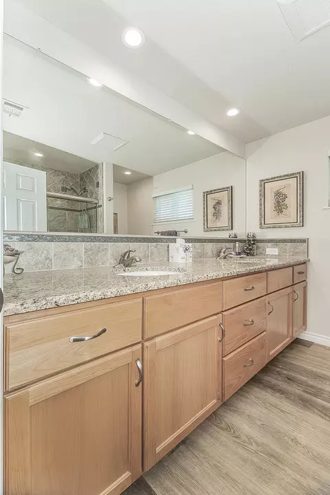 Bath - 5478 Poinsetta Ave, Clovis, CA 93619 photo 4 of 5