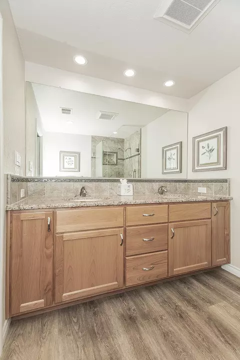 Bath - 5478 Poinsetta Ave, Clovis, CA 93619 photo 2 of 5