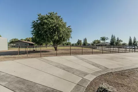 Exterior - 5478 Poinsetta Ave, Clovis, CA 93619 photo 15 of 25