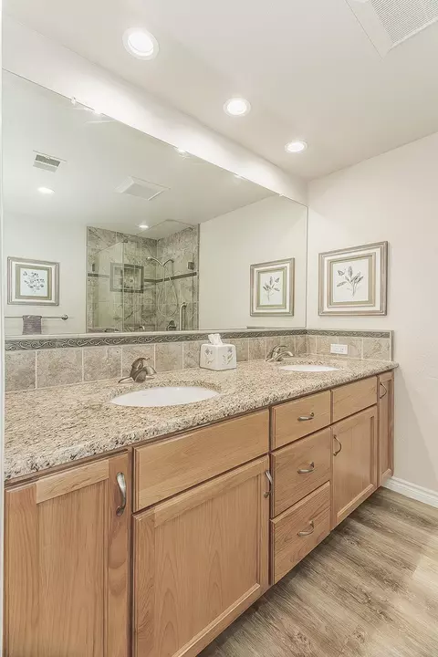 Bath - 5478 Poinsetta Ave, Clovis, CA 93619 photo 1 of 5