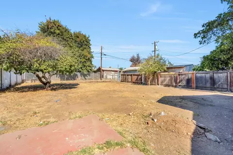 Exterior - 3007 E Montecito Ave, Fresno, CA 93721 photo 6 of 7