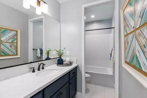 Bath - 974 Dana Ln W, Madera, CA 93636 photo 2 of 3
