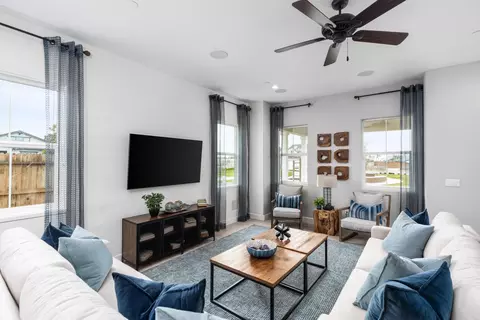 Living - 974 Dana Ln W, Madera, CA 93636 photo 2 of 3