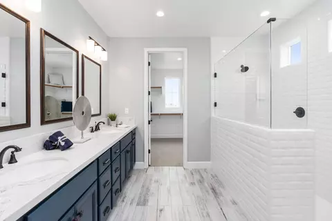 Bath - 974 Dana Ln W, Madera, CA 93636 photo 3 of 3