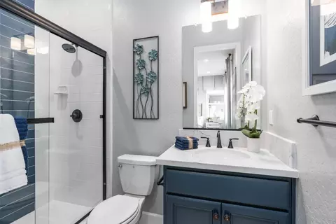 Bath - 974 Dana Ln W, Madera, CA 93636 photo 1 of 3