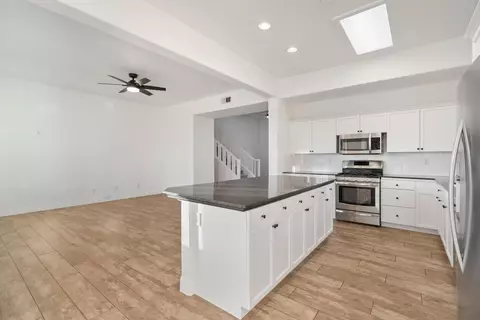 Kitchen - 10873 E Clearwater Way, Clovis, CA 93619 photo 3 of 4
