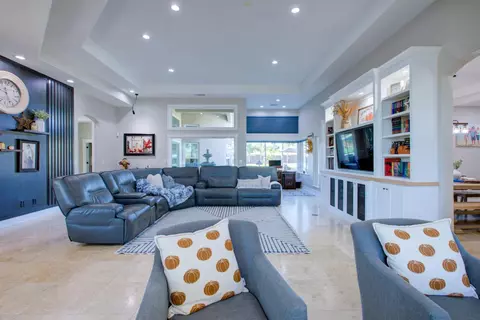 Living - 2861 Trovare Ct, Merced, CA 95340 photo 4 of 10