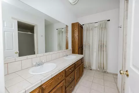 Bath - 2994 E Ashlan Ave, Fresno, CA 93726 photo 1 of 5