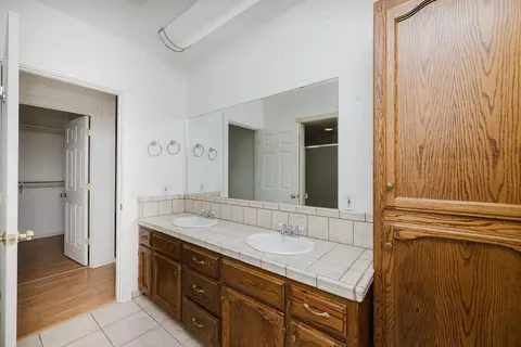 Bath - 2994 E Ashlan Ave, Fresno, CA 93726 photo 2 of 5