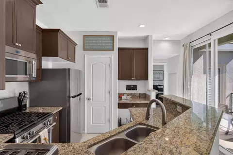 Kitchen - 2047 Boccioni Ln, Clovis, CA 93611 photo 2 of 5