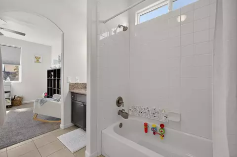 Bath - 2047 Boccioni Ln, Clovis, CA 93611 photo 3 of 5
