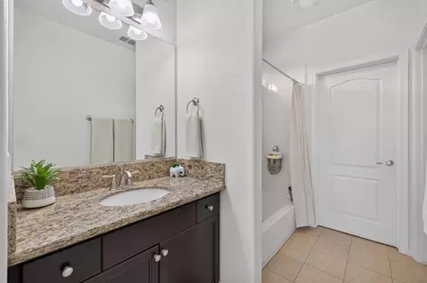 Bath - 2047 Boccioni Ln, Clovis, CA 93611 photo 2 of 5