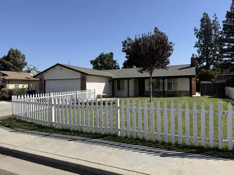 840 7th Avenue Dr, Kingsburg, CA 93631