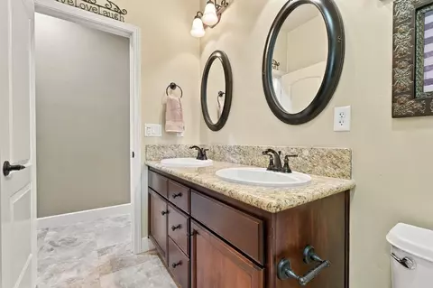 Bath - 759 Davis Ave, Exeter, CA 93221 photo 2 of 5