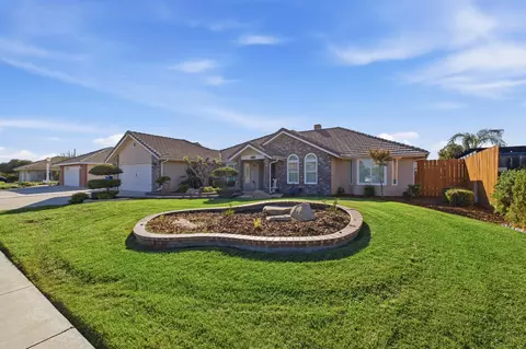 Exterior - 345 S Acacia Dr, Lemoore, CA 93245 photo 2 of 5