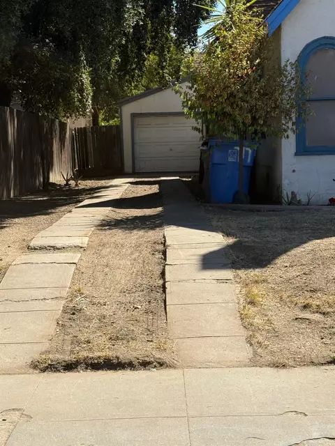 Exterior - 724 W Yosemite Ave, Madera, CA 93637 photo 1 of 4