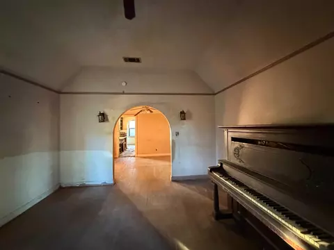 Living - 724 W Yosemite Ave, Madera, CA 93637 photo 3 of 4