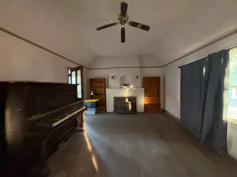 Living - 724 W Yosemite Ave, Madera, CA 93637 photo 1 of 4
