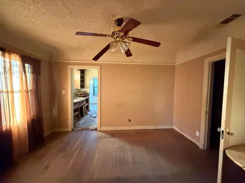 Living - 724 W Yosemite Ave, Madera, CA 93637 photo 2 of 4