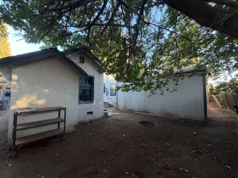 Exterior - 724 W Yosemite Ave, Madera, CA 93637 photo 2 of 4