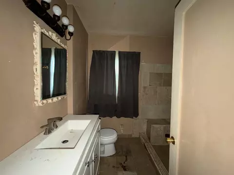 Bath - 724 W Yosemite Ave, Madera, CA 93637 photo 1 of 1