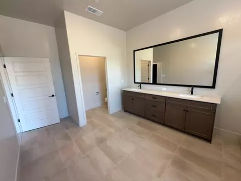 Bath - 2287 N Marion Ave, Clovis, CA 93619 photo 4 of 5