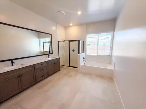 Bath - 2287 N Marion Ave, Clovis, CA 93619 photo 3 of 5
