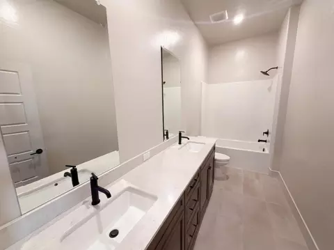 Bath - 2287 N Marion Ave, Clovis, CA 93619 photo 5 of 5