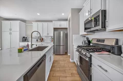 Kitchen - 1118 N Elevations Way W, Madera, CA 93636 photo 6 of 8