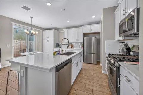 Kitchen - 1118 N Elevations Way W, Madera, CA 93636 photo 5 of 8