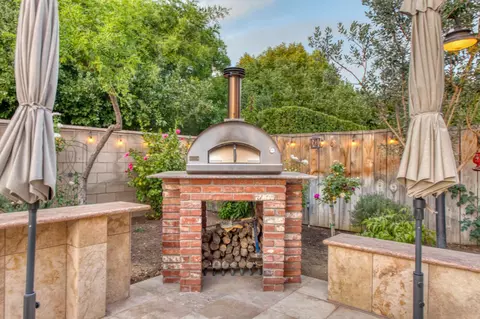 Exterior - 561 W Derbyshire Ln, Clovis, CA 93619 photo 2 of 10