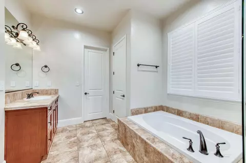 Bath - 561 W Derbyshire Ln, Clovis, CA 93619 photo 4 of 4