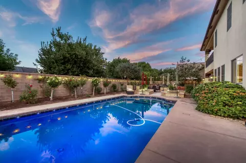 Exterior - 561 W Derbyshire Ln, Clovis, CA 93619 photo 10 of 10