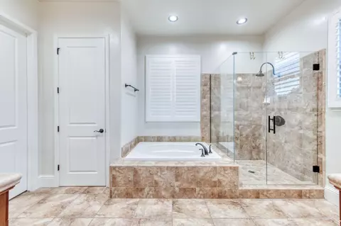 Bath - 561 W Derbyshire Ln, Clovis, CA 93619 photo 3 of 4