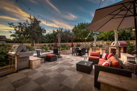 Exterior - 561 W Derbyshire Ln, Clovis, CA 93619 photo 4 of 10