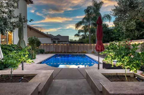Exterior - 561 W Derbyshire Ln, Clovis, CA 93619 photo 7 of 10