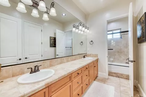 Bath - 561 W Derbyshire Ln, Clovis, CA 93619 photo 2 of 4