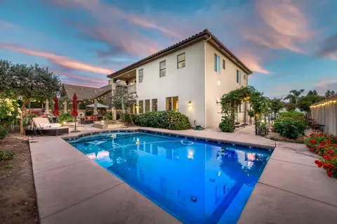 Exterior - 561 W Derbyshire Ln, Clovis, CA 93619 photo 9 of 10