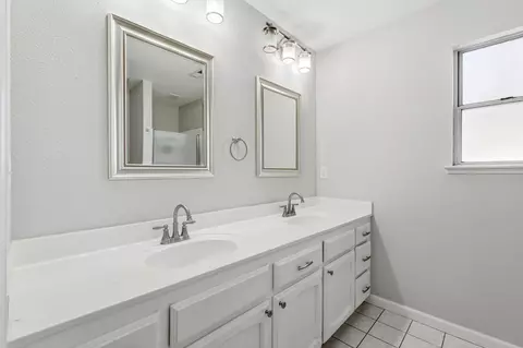 Bath - 3110 Doubletree Way, Madera, CA 93637 photo 3 of 4