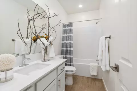 Bath - 6553 E Hammond Ave, Fresno, CA 93727 photo 1 of 1