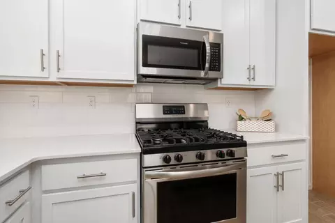 Kitchen - 6553 E Hammond Ave, Fresno, CA 93727 photo 5 of 5