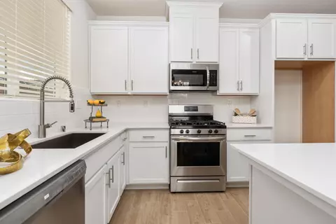 Kitchen - 6553 E Hammond Ave, Fresno, CA 93727 photo 4 of 5